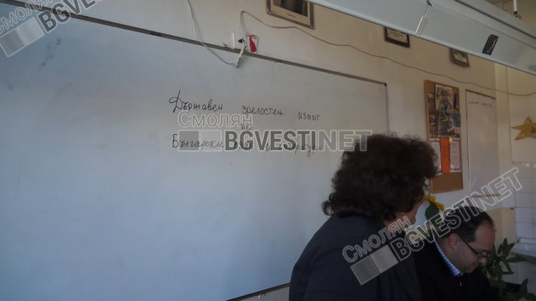 Матурата по български започна, в 10 часа на изпит влязоха и седмокласниците