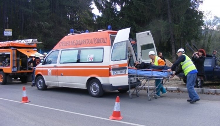 Пешеходец пострада във „Възрожденци“,блъснаха го при маневра на заден ход