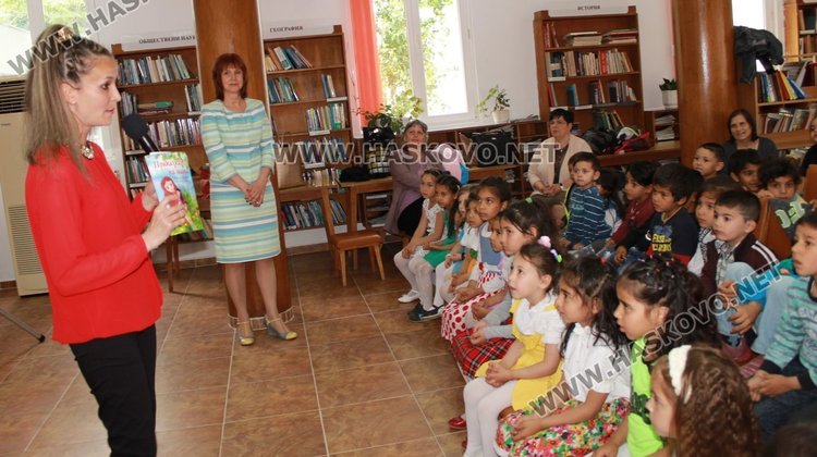 Поетеса от Бургас представи детски книжки в димитровградската библиотека