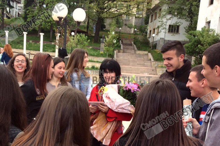 Ученици от Езиковата изненадаха любимата си учителка, за награда ще летят с балон