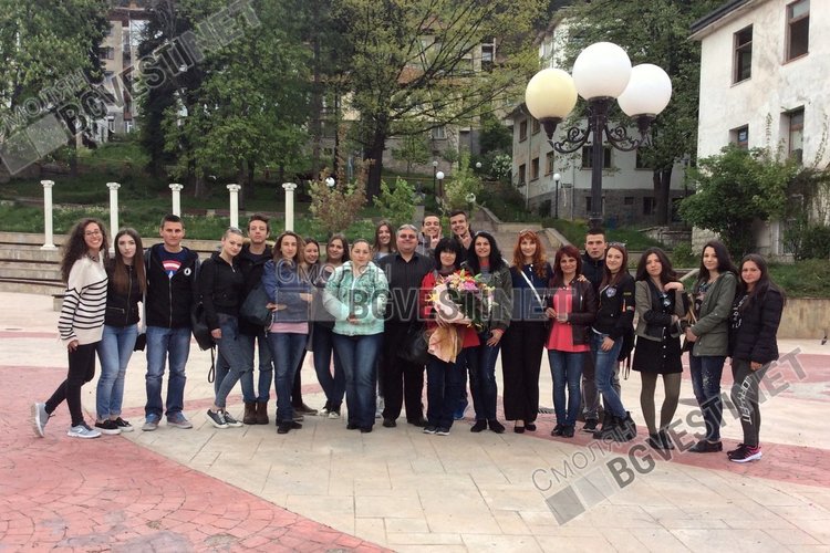 Ученици от Езиковата изненадаха любимата си учителка, за награда ще летят с балон