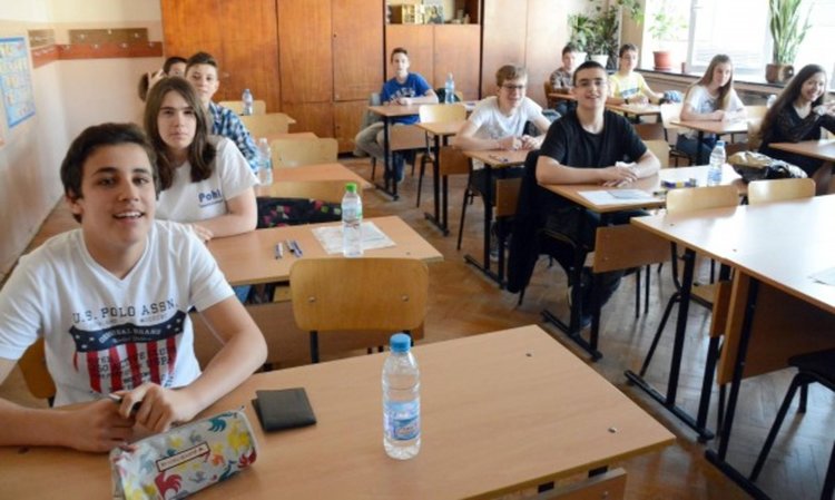 Матура по български език и литература за 52 553 абитуриенти