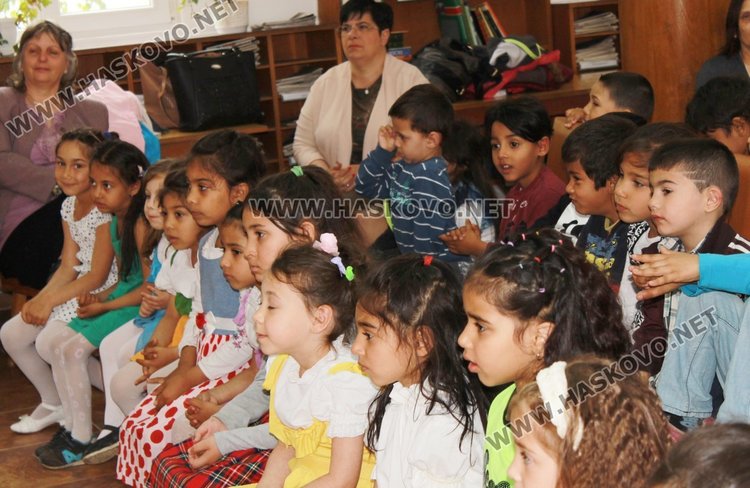 Поетеса от Бургас представи детски книжки в димитровградската библиотека