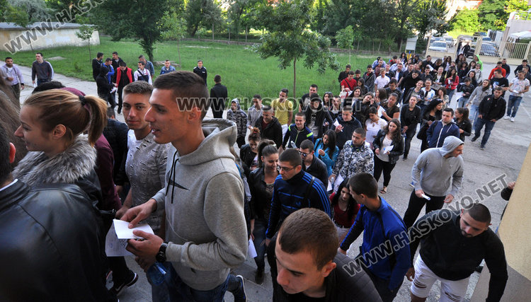 Минус 71 на матурата в Хасково, двама пишат два часа повече