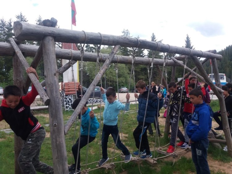  Над 100 деца катерят изкуствената стена недалеч от Невястата в памет на покорителя на Еверест Христо Христов