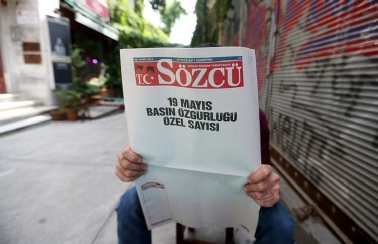 Вестник протестира с напълно празни страници