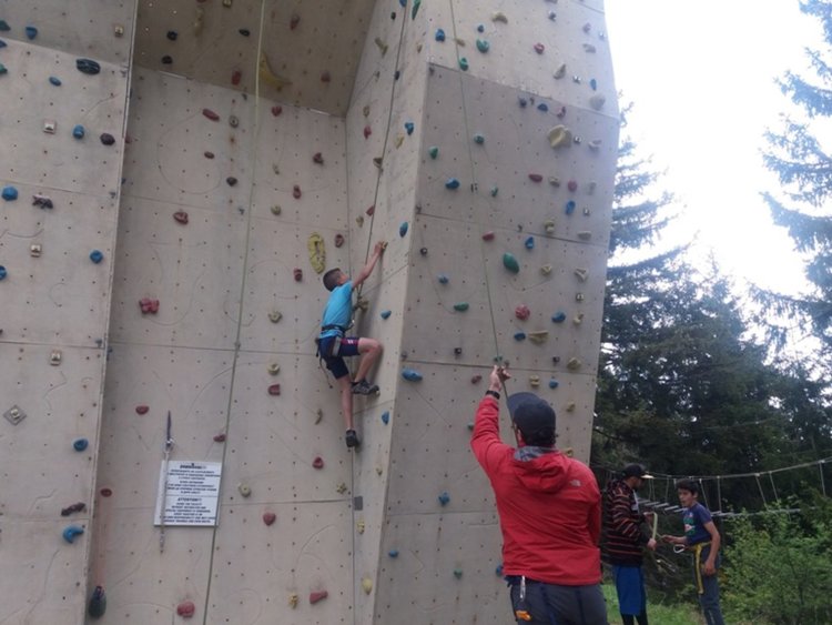  Над 100 деца катерят изкуствената стена недалеч от Невястата в памет на покорителя на Еверест Христо Христов