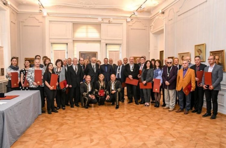 Министър Банов награди изявени българи по случай 24 май, сред тях е директорът на асеновградската библиотека