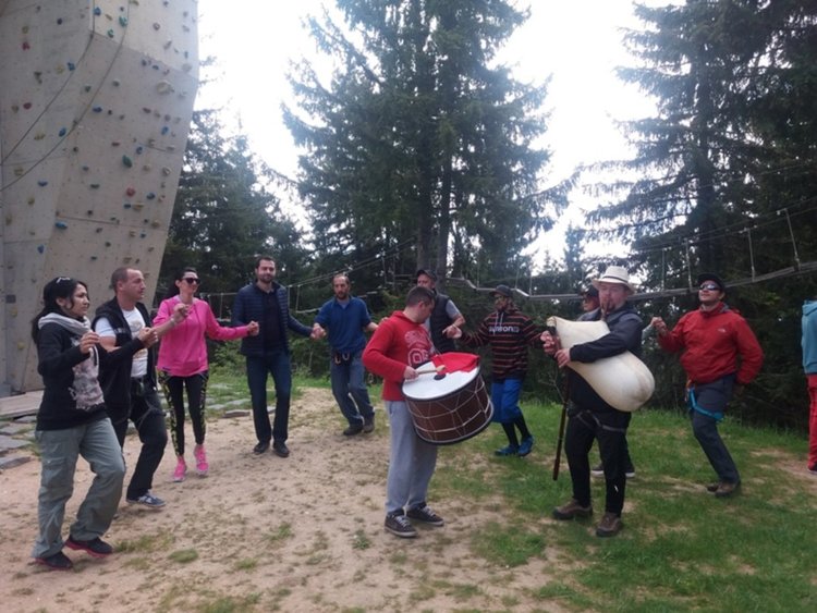  Над 100 деца катерят изкуствената стена недалеч от Невястата в памет на покорителя на Еверест Христо Христов