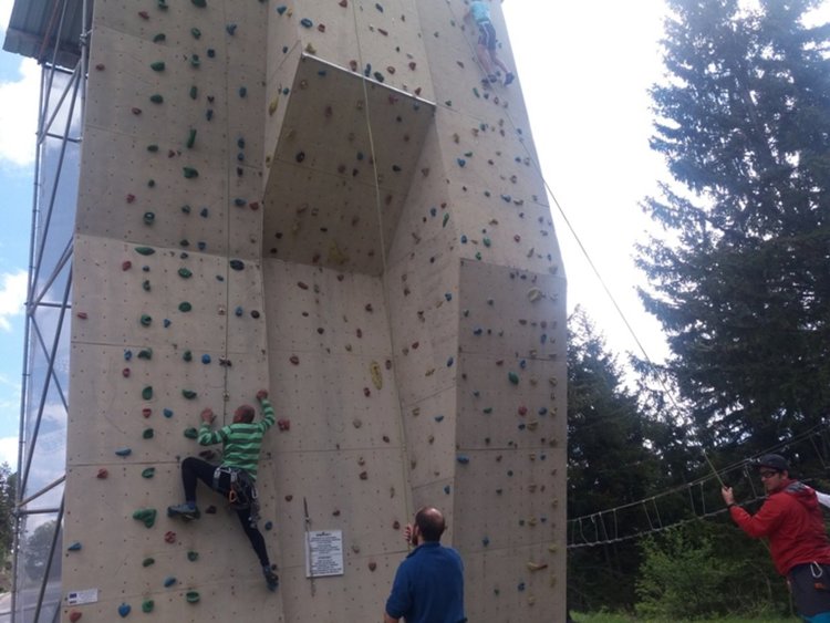  Над 100 деца катерят изкуствената стена недалеч от Невястата в памет на покорителя на Еверест Христо Христов