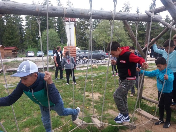  Над 100 деца катерят изкуствената стена недалеч от Невястата в памет на покорителя на Еверест Христо Христов