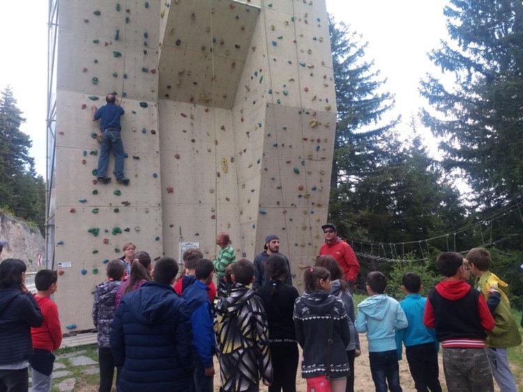  Над 100 деца катерят изкуствената стена недалеч от Невястата в памет на покорителя на Еверест Христо Христов