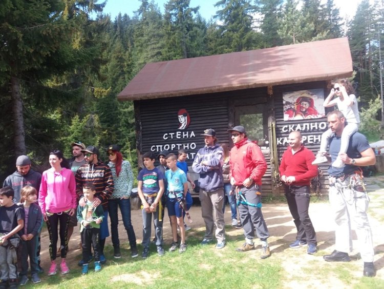  Над 100 деца катерят изкуствената стена недалеч от Невястата в памет на покорителя на Еверест Христо Христов