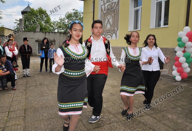 Ново пано на художника Христо Панев украси училището в Крепост