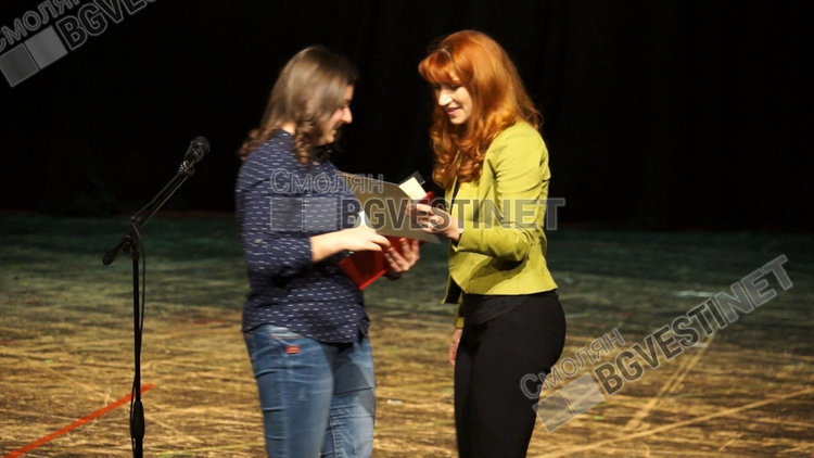 Ана Николова получава отличието за най-силен учител по време на Фестивала на езиците, организиран от ПГПЧЕ