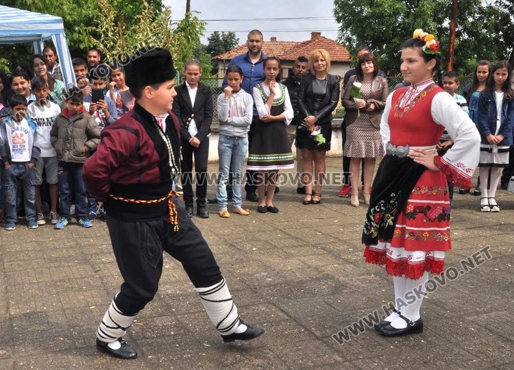 Ново пано на художника Христо Панев украси училището в Крепост