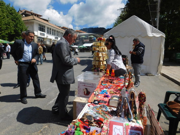 Момчиловци и Търън подкрепиха благотворителната кампания в помощ на Атанаска 