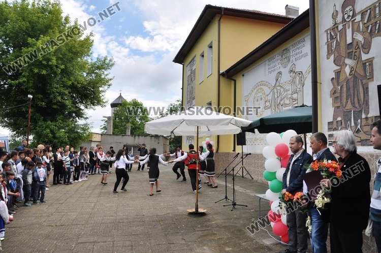 Ново пано на художника Христо Панев украси училището в Крепост