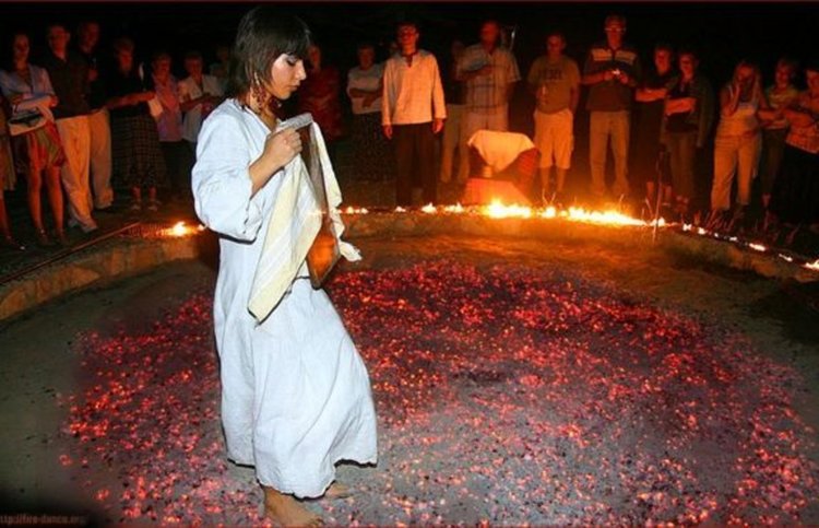 Почитаме Светите равноапостоли Константин и Елена, празникът е свързан и с нестинарски игри