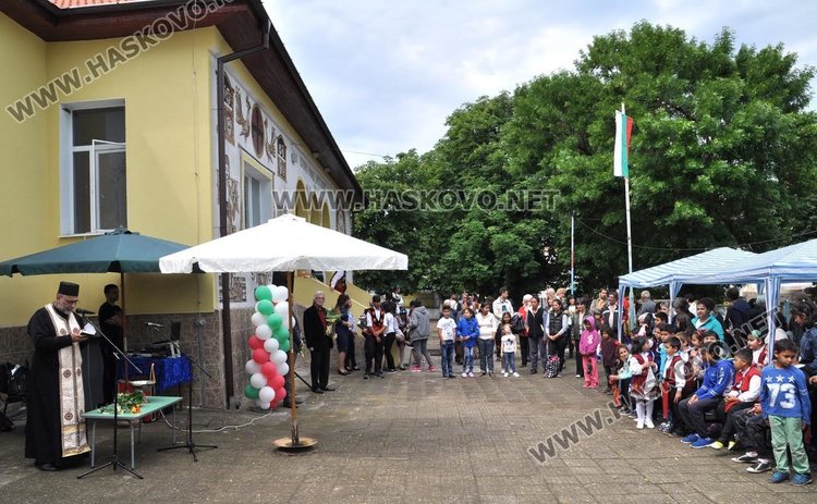 Ново пано на художника Христо Панев украси училището в Крепост