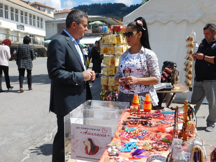 Момчиловци и Търън подкрепиха благотворителната кампания в помощ на Атанаска 
