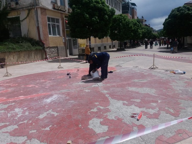 Общината ремонтира разрушената настилка на Стария център в Смолян