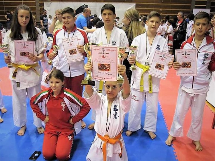 7 купи за каратеките на „Мълния“, Димитър Пасев най-техничен на Националното