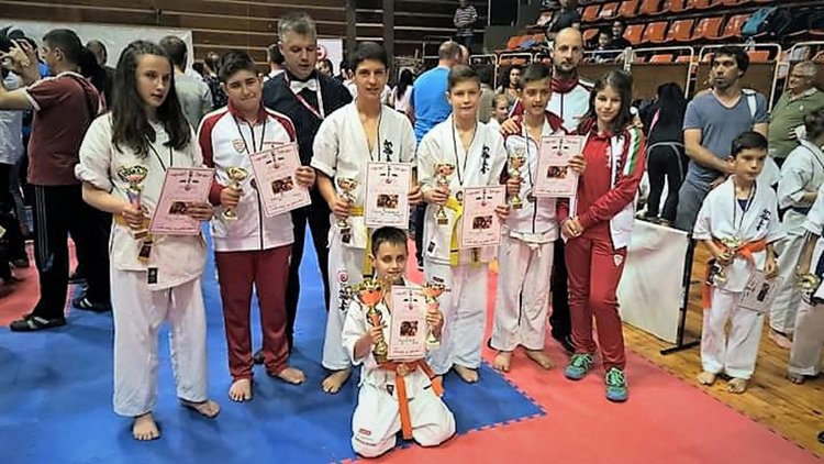 7 купи за каратеките на „Мълния“, Димитър Пасев най-техничен на Националното