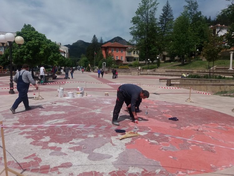 Общината ремонтира разрушената настилка на Стария център в Смолян