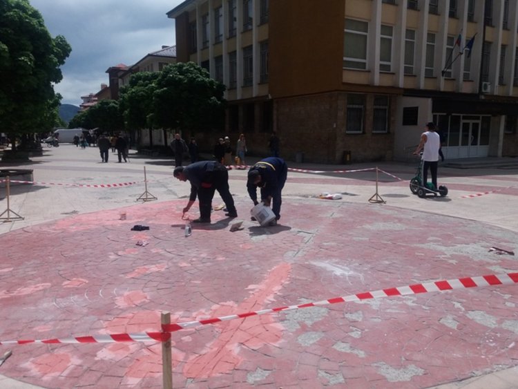 Общината ремонтира разрушената настилка на Стария център в Смолян