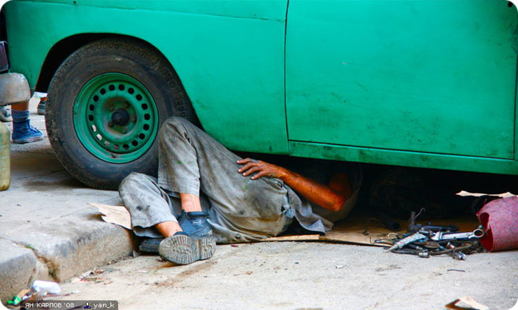 Автомобил затисна механика си,спасители го извадиха жив