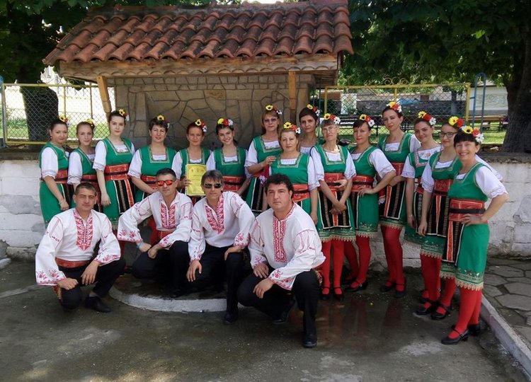 Златен медал от националния  фолклорен събор "Читалището - храм на българския дух" завоюваха танцьорите от Група за хора "Тракия -3" 