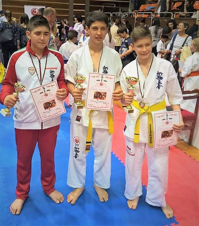 7 купи за каратеките на „Мълния“, Димитър Пасев най-техничен на Националното