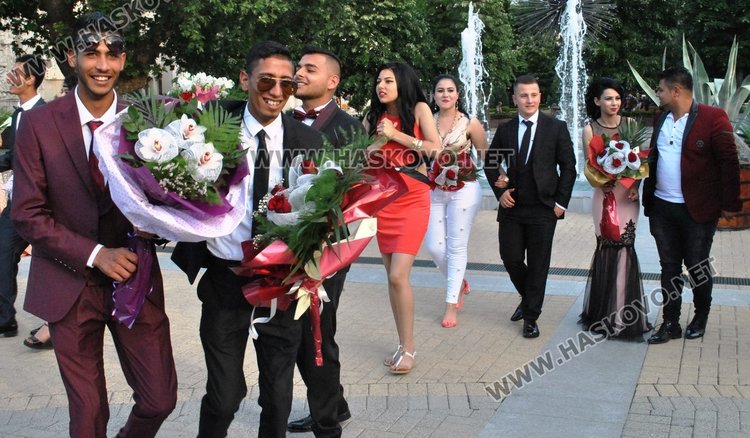 Дрескод червено и черно на бала на Автото