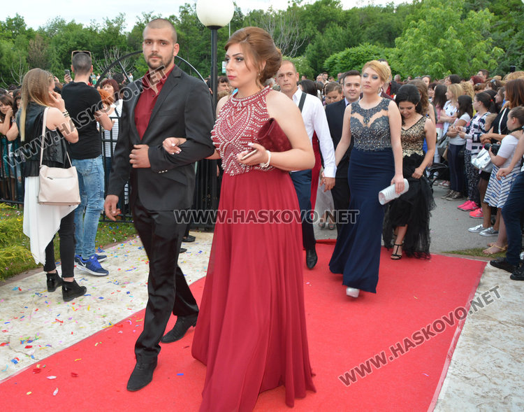 Стотици от ПМГ в пълен блясък по червения килим за бала