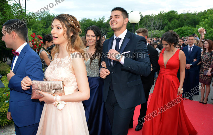 Стотици от ПМГ в пълен блясък по червения килим за бала