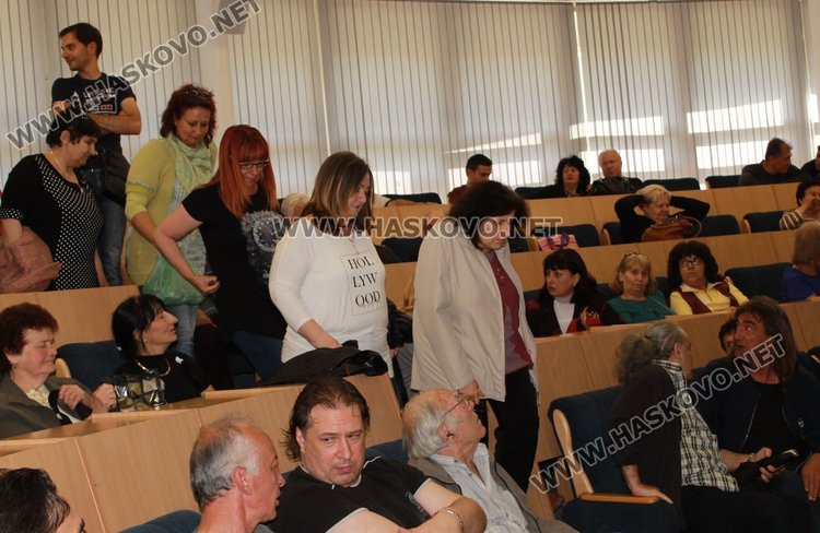 Част от присъстващите напуснаха срещата, след като стана ясно, че ще се гласува само за три предложения за химн