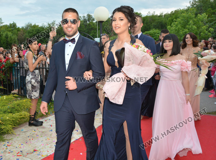 Стотици от ПМГ в пълен блясък по червения килим за бала