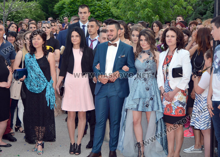 Стотици от ПМГ в пълен блясък по червения килим за бала