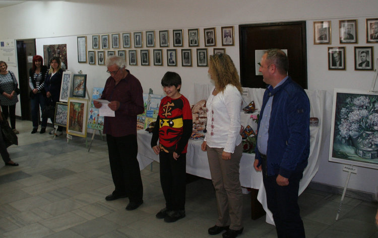 Четвърта изложба на три поколения беше открита в коридора на властта