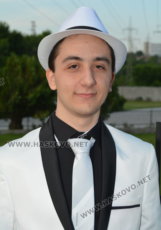 Дълги рокли и класика на бала на Царската гимназия