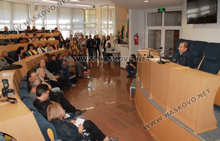 Началото на общественото обсъждане започна при пълна зала