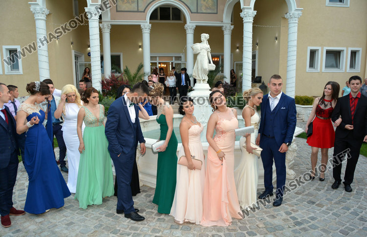 Блясък и стил на бала на „Васил Левски”