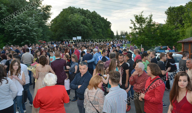 Дълги рокли и класика на бала на Царската гимназия
