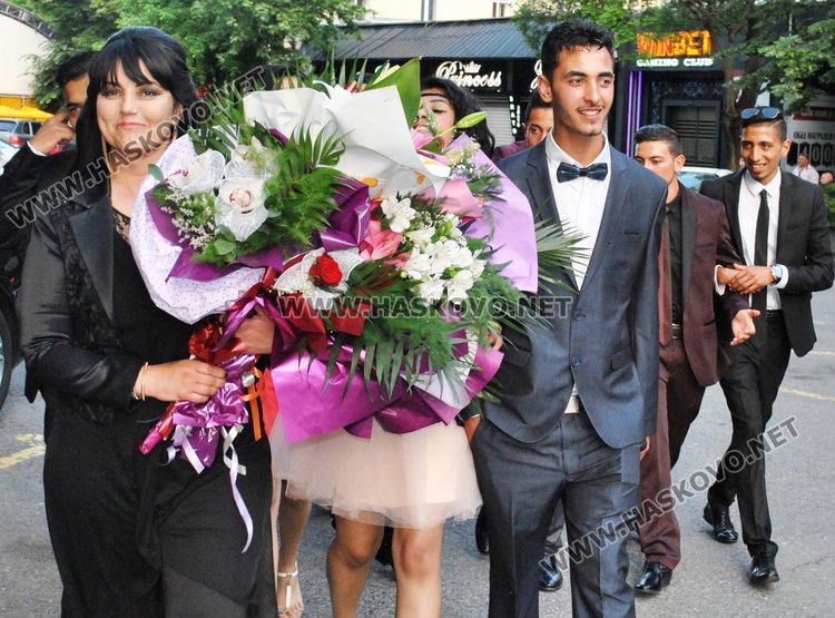 Дрескод червено и черно на бала на Автото