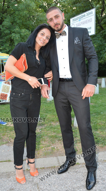 Дълги рокли и класика на бала на Царската гимназия