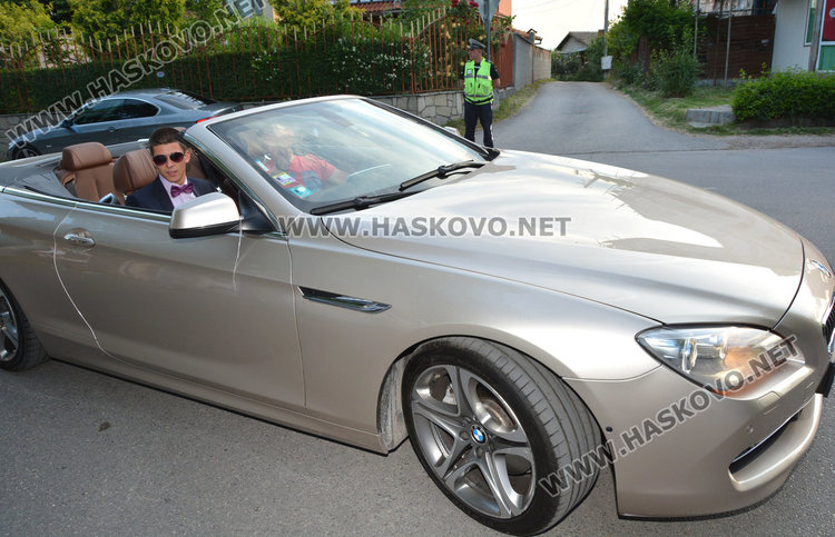 Дълги рокли и класика на бала на Царската гимназия