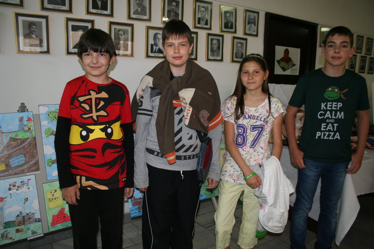 Четвърта изложба на три поколения беше открита в коридора на властта