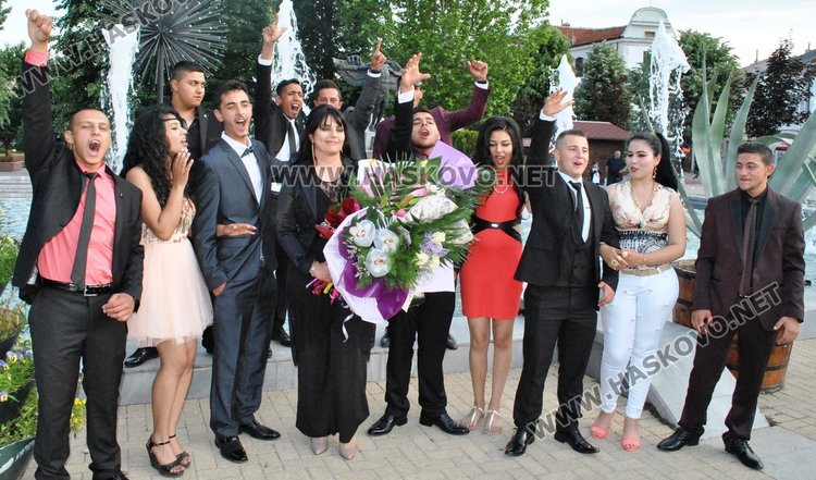 Дрескод червено и черно на бала на Автото