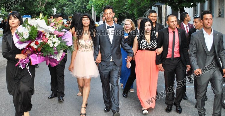 Дрескод червено и черно на бала на Автото